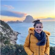 Profesora de Yoga con 6 años de practica y uno de enseñanza, ofrece clases particulares online o a domicilio en Barcelona.